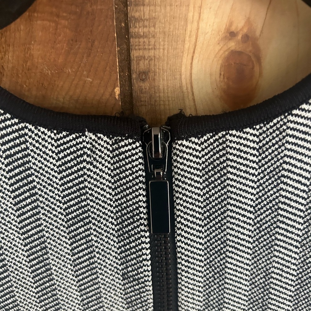 Eva Longoria Sleeveless Chevron Pattern Vest Sweater Black / White Size Medium - Picture 4 of 5